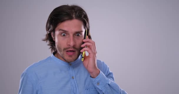 Przerażony facet krzyczący przez telefon. — Wideo stockowe