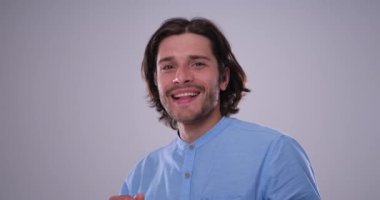 Beyaz arka planda dans eden adam