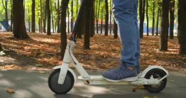 Son sınıf öğrencisi elektrikli scooter kullanıyor.