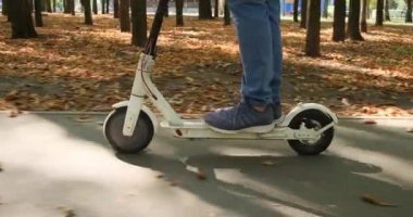 Elektrikli scooter kullanan bir adamın alt tabakası.