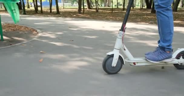 Sección baja de hombre montando scooter eléctrico — Vídeo de stock