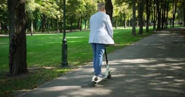 Son sınıf öğrencisi elektrikli scooter kullanıyor.