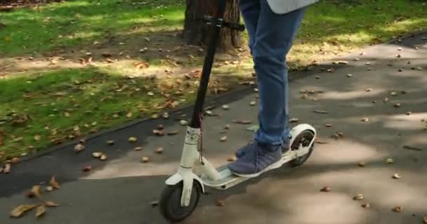 Hombre de negocios senior montando scooter eléctrico — Vídeo de stock