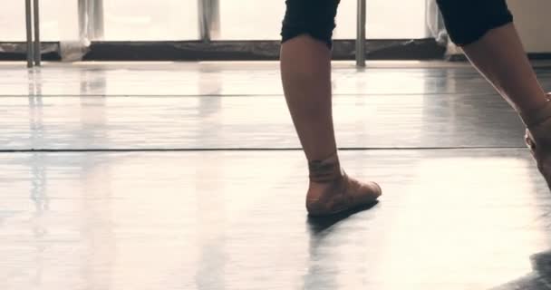 Репетиция балерины на цыпочках в танцевальном зале — стоковое видео