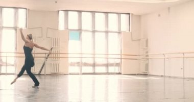 Balerin dans salonunda prova yapıyor.