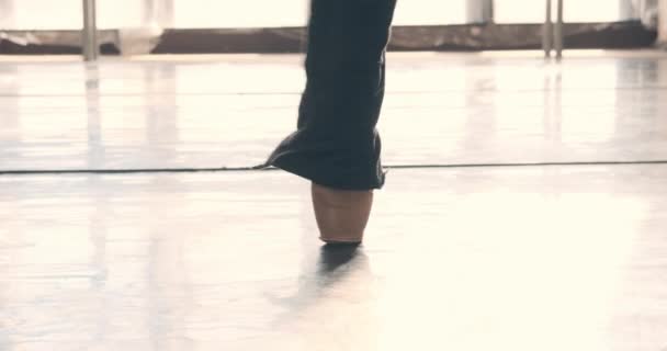 Ballerina repeterar på tå i danssalen — Stockvideo