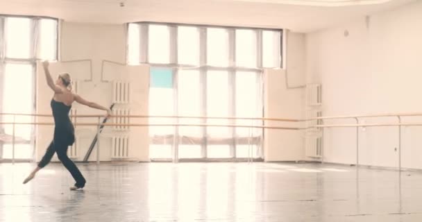 Ballerina latihan di aula dansa — Stok Video