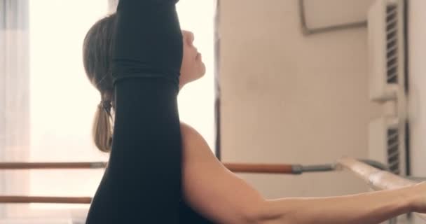 Ballerina tränar med upphöjt ben och arm i danssalen — Stockvideo