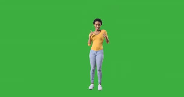 Boldog nő táncol és felemeli a hüvelykujját. — Stock videók
