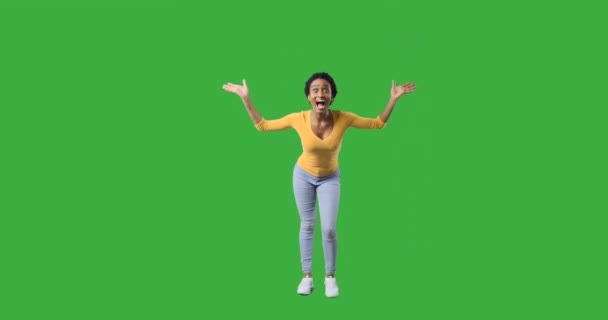 Eksztatikus nő ünnepli siker felett zöld háttér — Stock videók