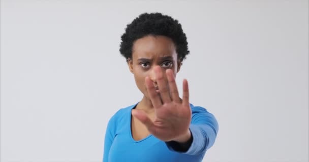 Mujer diciendo no con señal de mano parada — Vídeos de Stock