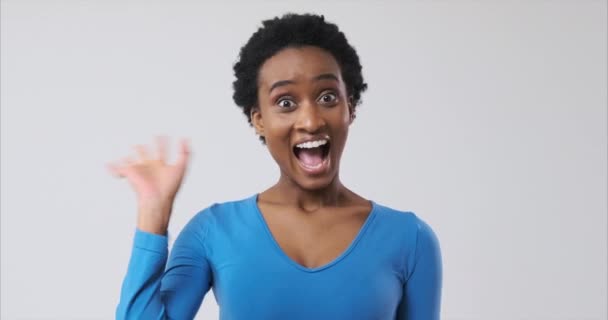 Spännande kvinna hälsning genom att vifta med handen — Stockvideo