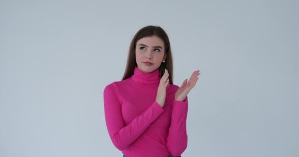 Nudná žena tleskání rukou přes bílé pozadí — Stock video