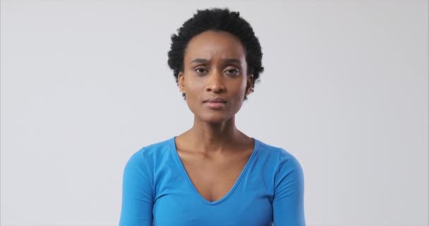 Chockad afroamerikansk kvinna över vit bakgrund — Stockvideo