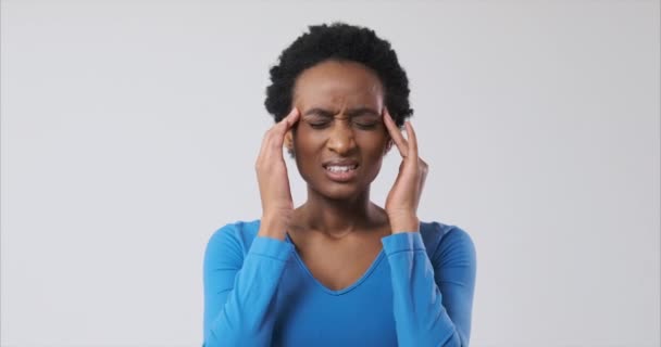 Woman suffering from severe headache — Stock Video