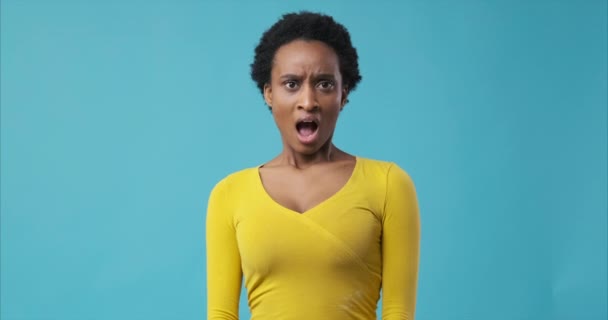 Chockad kvinna som täcker munnen — Stockvideo