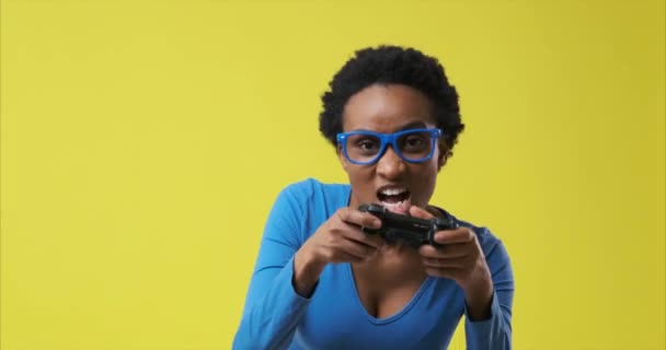 ビデオゲームの試合をする女 — ストック動画