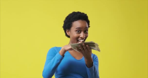 Femme heureuse jetant des dollars en espèces — Video