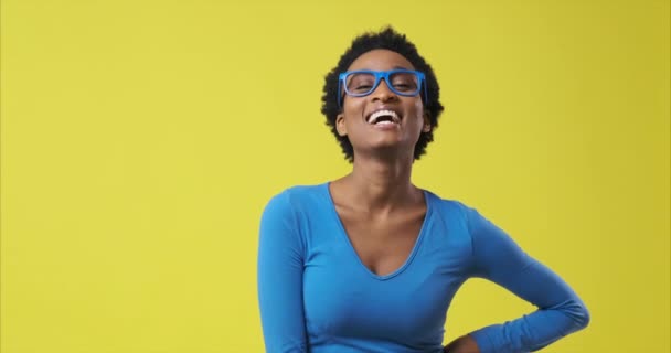 Afroamericano donna ridere su sfondo giallo — Video Stock