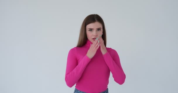 Chockad kvinna som täcker munnen — Stockvideo