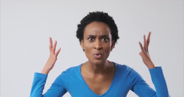 Розлючена жінка кричить на камеру — стокове відео