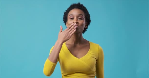 Mulher enviando beijo voador no ar — Vídeo de Stock