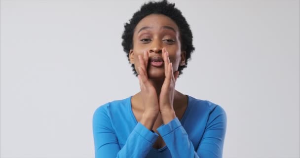 Kobieta krzyczy z rękami owiniętymi wokół ust — Wideo stockowe