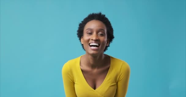 Африканська американка голосно сміється. — стокове відео