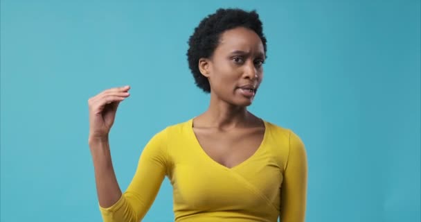 Mulher entediada fazendo blá blá gesto com a mão — Vídeo de Stock