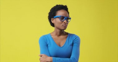 Depresyondaki kadın, sarı arka planda huzursuz.