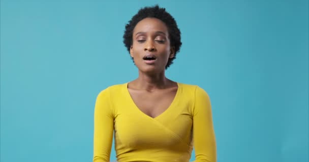 Женщина зевает на голубом фоне — стоковое видео