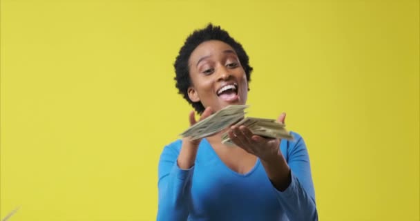 Lycklig kvinna kastar ut kontanter dollar — Stockvideo