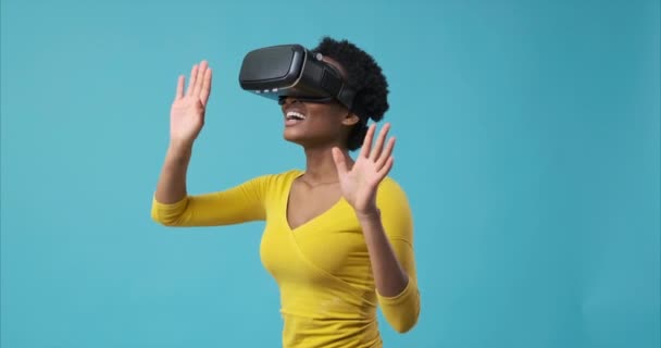 Donna in VR auricolare premendo il pulsante sullo schermo virtuale — Video Stock