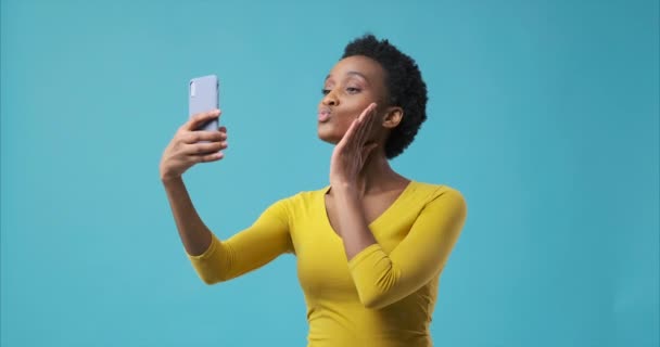 Cep telefonu kullanan ve selfie çeken bir kadın. — Stok video
