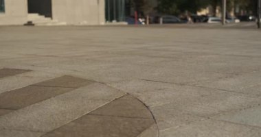 Şehir caddesinde scooter kullanan bir çift.