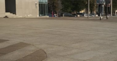Şehir caddesinde scooter kullanan bir çift.