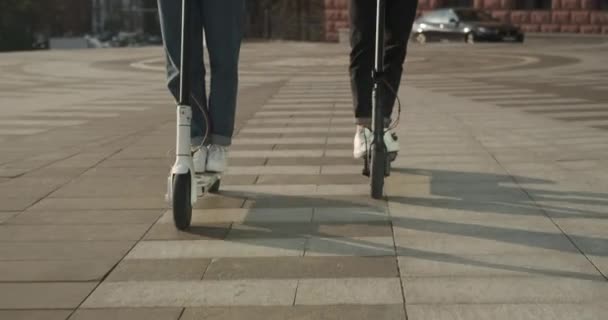 Coppia equitazione e scooter sulla strada della città — Video Stock