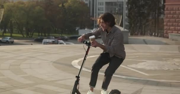 Pasangan menikmati mengendarai skuter listrik di kota — Stok Video