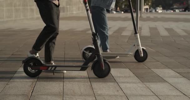 Pareja a caballo e scooters en la calle de la ciudad — Vídeos de Stock