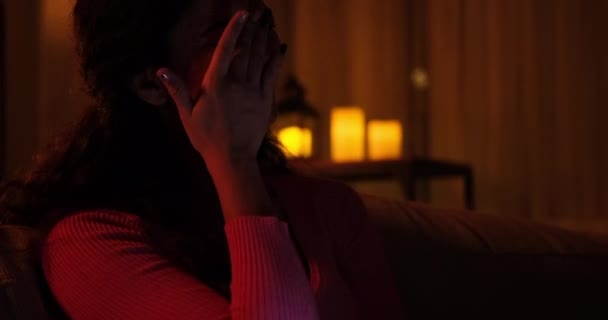 Γυναίκα γελάει χρησιμοποιώντας το κινητό τηλέφωνο αργά το βράδυ στο σπίτι — Αρχείο Βίντεο