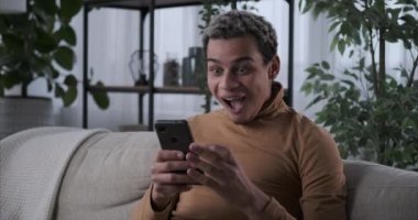 Adam evdeki cep telefonunu kullanarak iyi haberler almasına hayret etti.