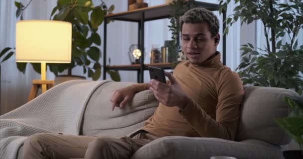 Hombre escuchando música usando teléfono móvil y airpods — Vídeo de stock