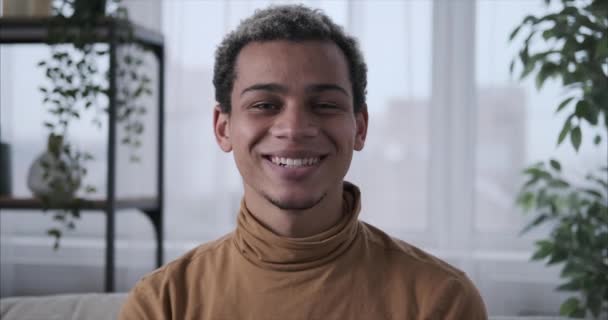 รูปภาพชายที่ยิ้มที่บ้าน — วีดีโอสต็อก