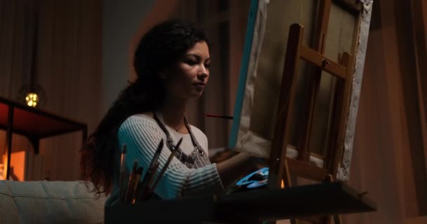 Mujer dibujo pintura sobre lienzo en casa — Vídeos de Stock
