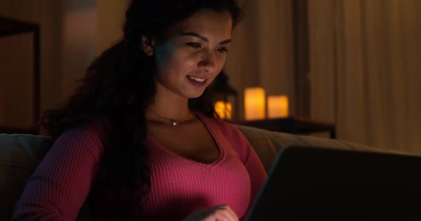Lycklig kvinna som använder laptop sent hemma — Stockvideo