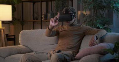 Sanal ekranda VR kulaklık takan adam düğmeye basıyor