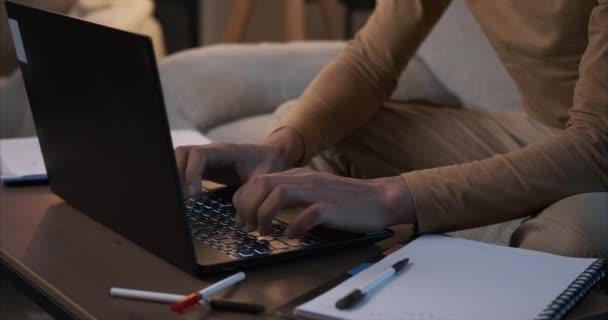 Людина використовує ноутбук і нотатки в домашньому офісі — стокове відео