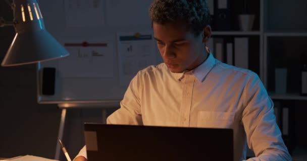 Empresario trabajando hasta tarde en la oficina nocturna — Vídeos de Stock