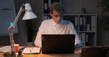 Gece geç saatlere kadar çalışan bir işadamı.