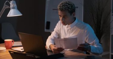 Gece geç saatlere kadar çalışan bir işadamı.